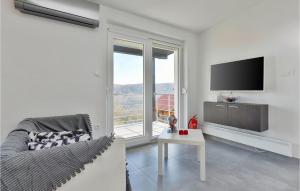 TV a/nebo společenská místnost v ubytování Three-Bedroom Holiday Home In Durdevac