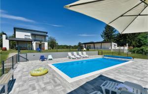 Bazén v ubytování Three-Bedroom Holiday Home In Durdevac nebo v jeho okolí