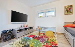 TV a/nebo společenská místnost v ubytování Three-Bedroom Holiday Home In Durdevac
