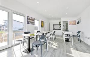 TV a/nebo společenská místnost v ubytování Three-Bedroom Holiday Home In Durdevac