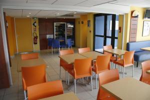 Um restaurante ou outro lugar para comer em ibis budget Amboise