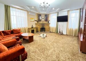 RubtsovskにあるPark Hotel Almazのリビングルーム(ソファ、暖炉付)