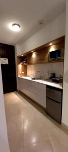 cocina con fregadero y encimera en Makana Tonsupa - Suites Familiares 311 y 421 - Deluxe Suites en Tonsupa