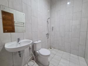 Koupelna v ubytování Graha Martadinata Syariah Mitra RedDoorz