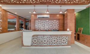 - une cuisine avec un comptoir dans une pièce dans l'établissement Treebo Trend G K Residency Near Dehradun Railway Station, à Dehradun