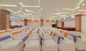 Treebo G K Residency Near Dehradun Railway Station商务区和/或会议室