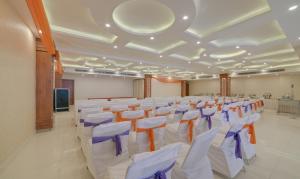 Treebo G K Residency Near Dehradun Railway Station的电视和/或娱乐中心