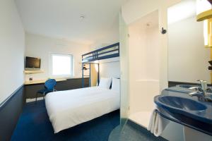 Cama ou camas em um quarto em ibis budget Amboise