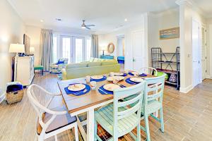 ein Esszimmer und ein Wohnzimmer mit einem Tisch und Stühlen in der Unterkunft Palmilla Beach Resort II in Port Aransas