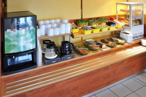 A cozinha ou cozinha compacta de ibis budget Amboise