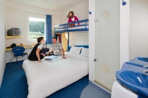 Cama ou camas em um quarto em ibis budget Amboise