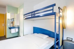 Cama ou camas em um quarto em ibis budget Amboise