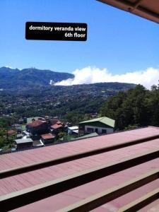 vistas a la ciudad desde el techo en ASHBURN'S TRANSIENT BAGUIO - BASIC and BUDGET SLEEP and GO Accommodation, SELF SERVICE, en Baguio