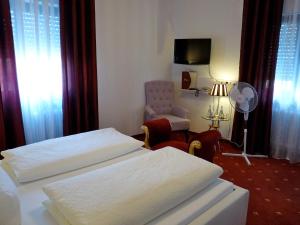 Giường trong phòng chung tại Hotel Geissler
