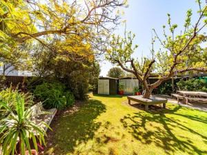 a yard with a bench and a picnic table at Ahuriri Escape - Home Away Home, Entire Bungalow in Napier