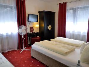 Giường trong phòng chung tại Hotel Geissler