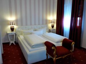 Giường trong phòng chung tại Hotel Geissler