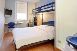 Cama ou camas em um quarto em ibis budget Amboise
