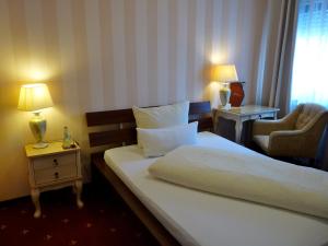 Giường trong phòng chung tại Hotel Geissler