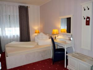Giường trong phòng chung tại Hotel Geissler