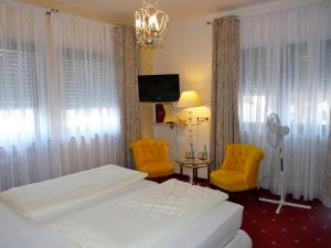 Giường trong phòng chung tại Hotel Geissler