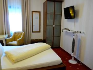 Кровать или кровати в номере Hotel Geissler