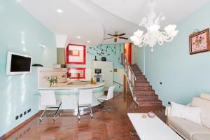 un salon avec un escalier et une cuisine dans l'établissement Casa Emblemática Topacio, à Santa Cruz de Tenerife