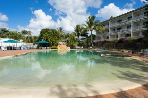 una gran piscina frente a un hotel en K'gari Beach Resort, en Fraser Island