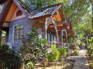 Ein Garten an der Unterkunft Tree Tops River Huts