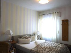 Giường trong phòng chung tại Hotel Geissler