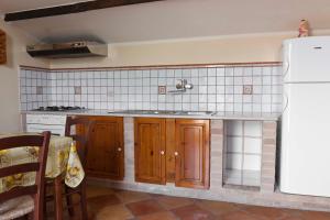 a kitchen with a sink and a refrigerator at PietraViva casa vacanze in Castelnuovo Parano