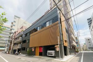 un edificio con un coche aparcado dentro de él en YADOYA 雀 en Tokio