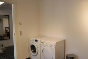 a washing machine and a washer in a room at Søndervang, ferielejlighed in Svinninge
