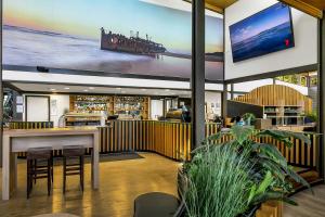 TV a/nebo společenská místnost v ubytování Kingfisher Bay Resort