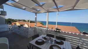 Imagen de la galería de Apartment in a villa a stones throw from the sea, en Fontane Bianche