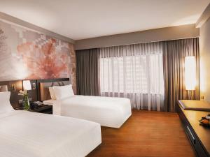 Postel nebo postele na pokoji v ubytování Impiana KLCC Hotel