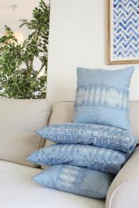 ポルシェスにあるE&M Garden View Beach House VIIのソファに座る青い枕