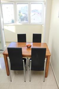 tavolo da pranzo con sedie e ciotola di Apartment MEL a Spalato (Split)