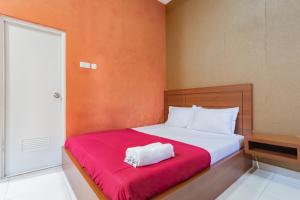 Postel nebo postele na pokoji v ubytování Hotel Markoni Pamanukan Mitra RedDoorz + 37 fotografií