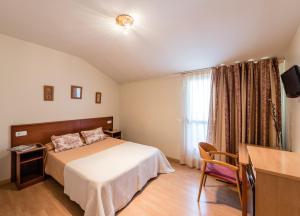 A bed or beds in a room at Hotel Ruta del Duero