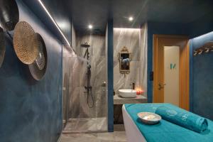 Ένα μπάνιο στο AROMA DRYOS SPA & ECO Hotel