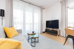 sala de estar con sofá y TV en Seaview Apartment Nexo by Renters Prestige, en Puck