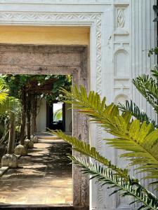 Um jardim em Qambani Luxury Resort