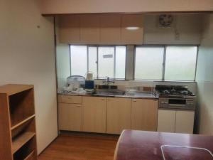Kitchen o kitchenette sa コウノトリの里の宿