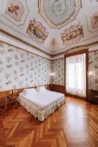 a bedroom with a bed and a ceiling with paintings at Santa Rosa Relais in Noci