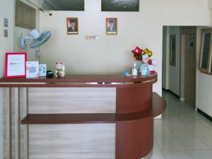 a hospital reception counter in a hospital room at RedDoorz @ Jalan Kolonel Haji Burlian Palembang 2 in Talang Kelapa