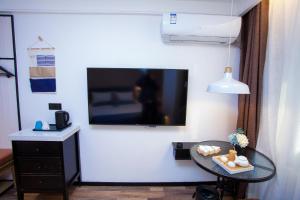 TV a/nebo společenská místnost v ubytování 银座精宿(黄岛金沙滩香江路商业街店)