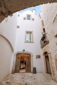 a large white building with a bedroom in it at Santa Rosa Relais in Noci