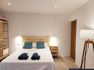 Ein Bett oder Betten in einem Zimmer der Unterkunft Villa Tabaiba en Lajares con Piscina