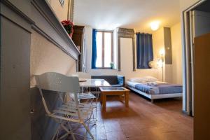 a room with a table and chairs and a bed at Étape Gimontoise 32 in Gimont